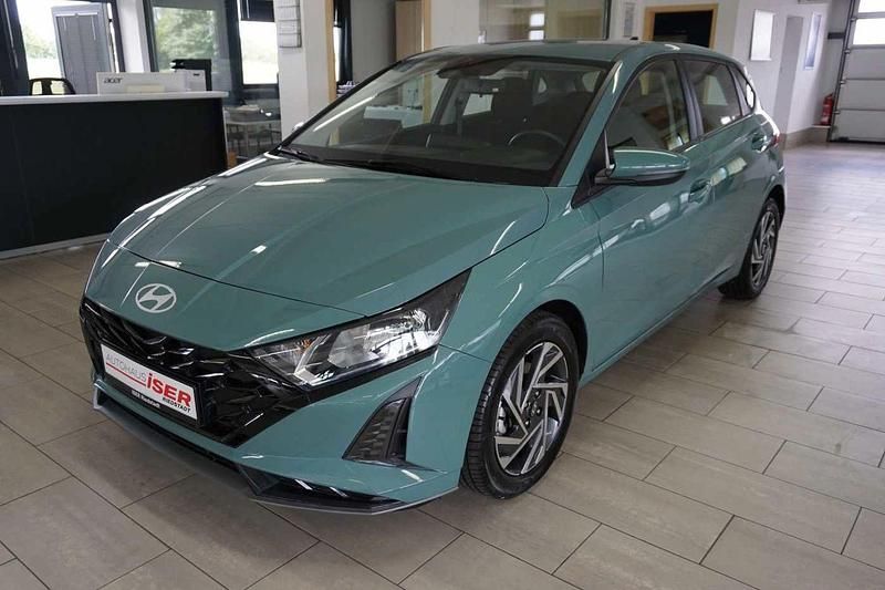 Grün Gebraucht 2024 Hyundai i20 Trend Limousine | 22.668 € - Bild 1/4