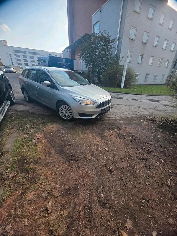 Gebraucht Ford Focus Titanium 122 PS (89 kW) 2017 Grau Kombi