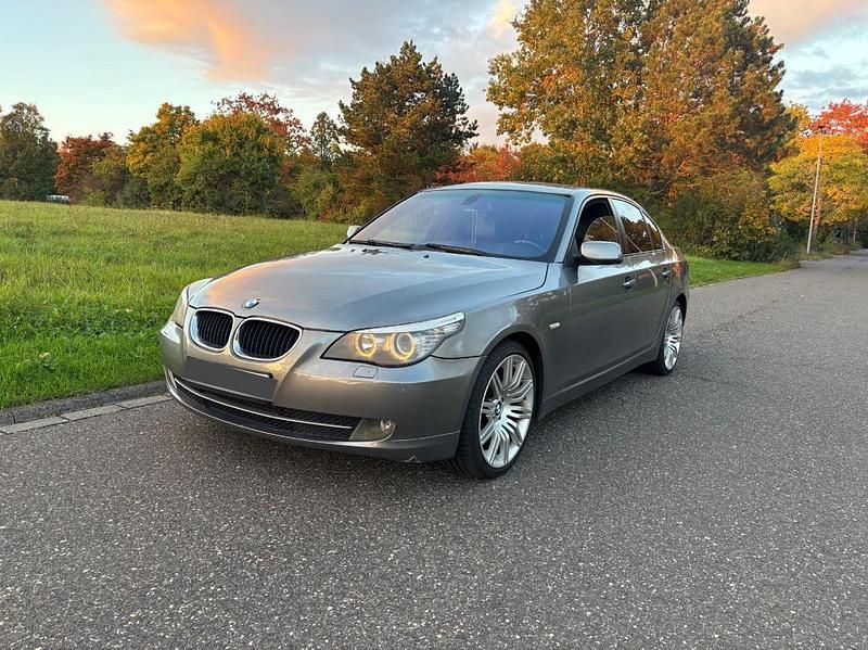 Grau Gebraucht 2009 BMW 520 Limousine | 5.190 € (Fairer Preis) - Bild 1/4
