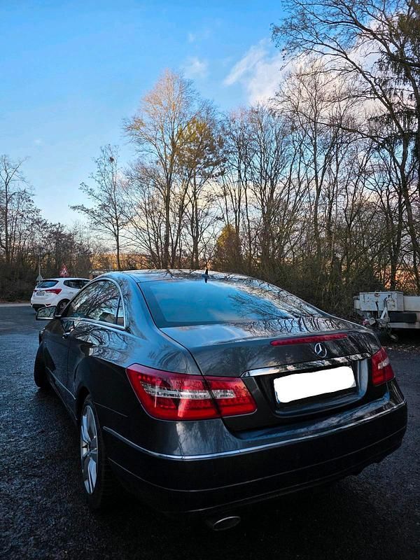 Gebraucht Mercedes E250 204 PS (150 kW) 2011 Grau Coupé