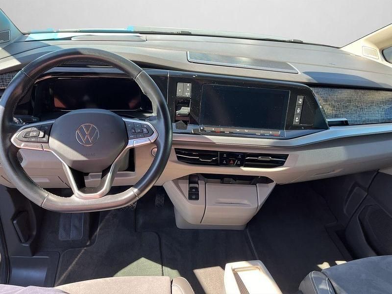 Gebraucht VW Multivan Life 150 PS (110 kW) 2023 Pure grey Van