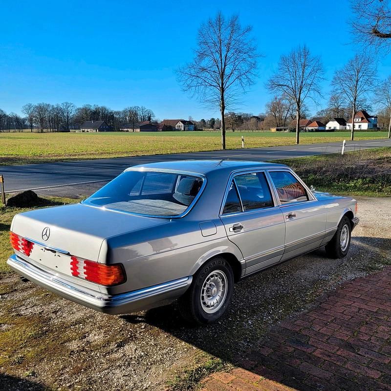 Second-hand Mercedes E280 185 CP (136 kW) 1982 Argintiu Berlinǎ