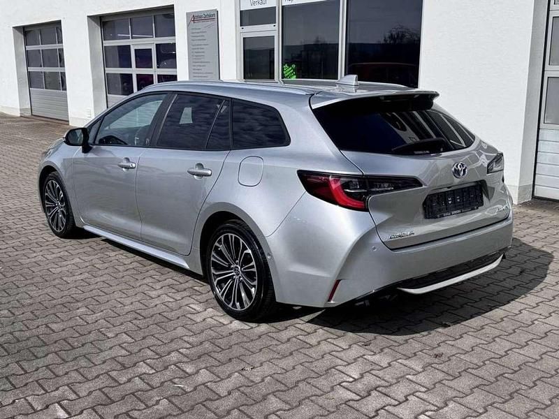 Gebraucht Toyota Corolla Team 184 PS (135 kW) 2022 Shimmering silver metallic Limousine