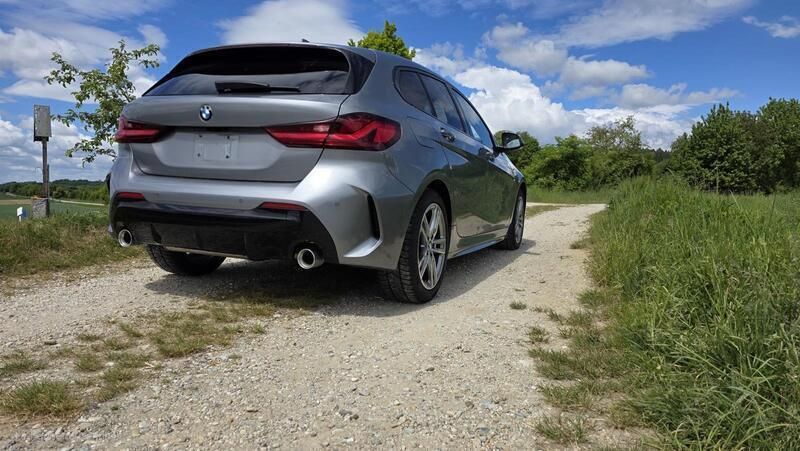 Grau Gebraucht 2022 BMW 118 M Sport Kleinwagen | 26.000 € (Fairer Preis) - Bild 1/4