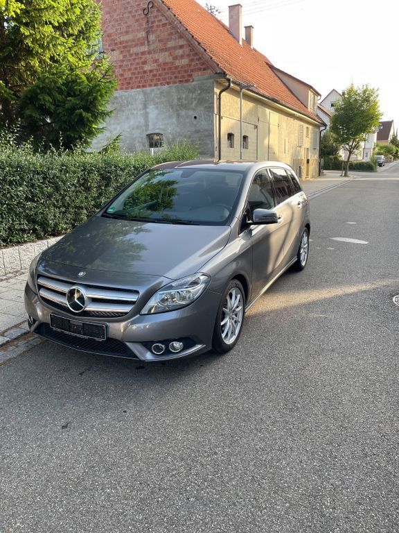 Grau Gebraucht 2013 Mercedes B200 Van / Kleinbus | 10.500 € (Guter Preis) - Bild 1/4