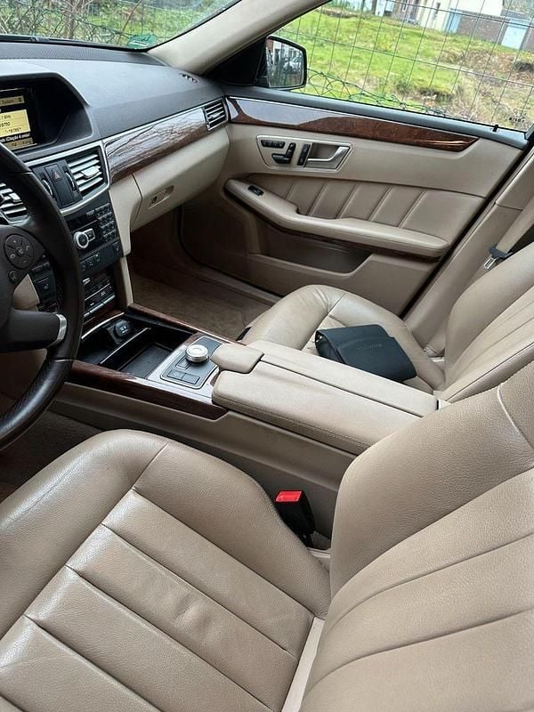 Second-hand Mercedes E250 204 CP (150 kW) 2012 Maro Berlinǎ