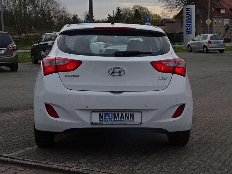 Gebraucht Hyundai i30 101 PS (74 kW) 2016 Weiß Limousine