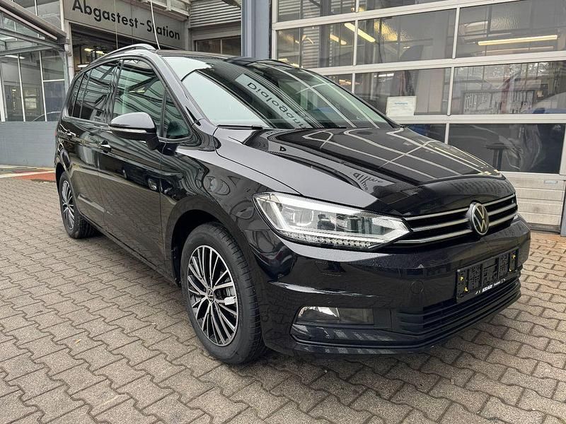 Schwarz Gebraucht 2024 VW Touran Comfortline Van / Kleinbus | 37.850 € (Teuer) - Bild 1/3