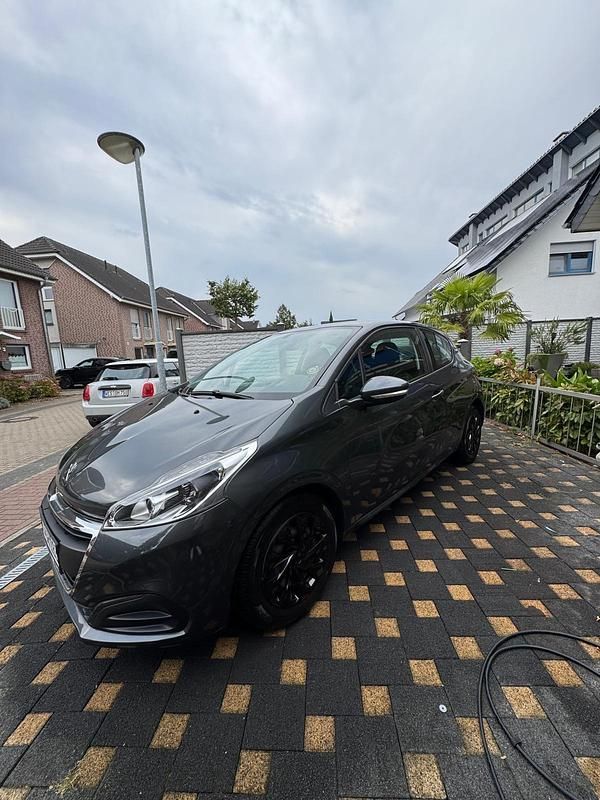Grau Gebraucht 2016 Peugeot 208 Kleinwagen | 6.800 € (Etwas zu teuer) - Bild 1/4