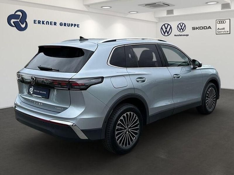 Gebraucht VW Tiguan Elegance 150 PS (110 kW) 2025 Silber (oyster silver metallic) SUV