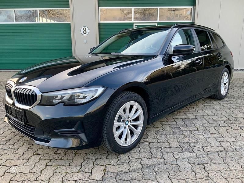 Schwarz Gebraucht 2020 BMW 320 Advantage Kombi | 13.090 € - Bild 1/4