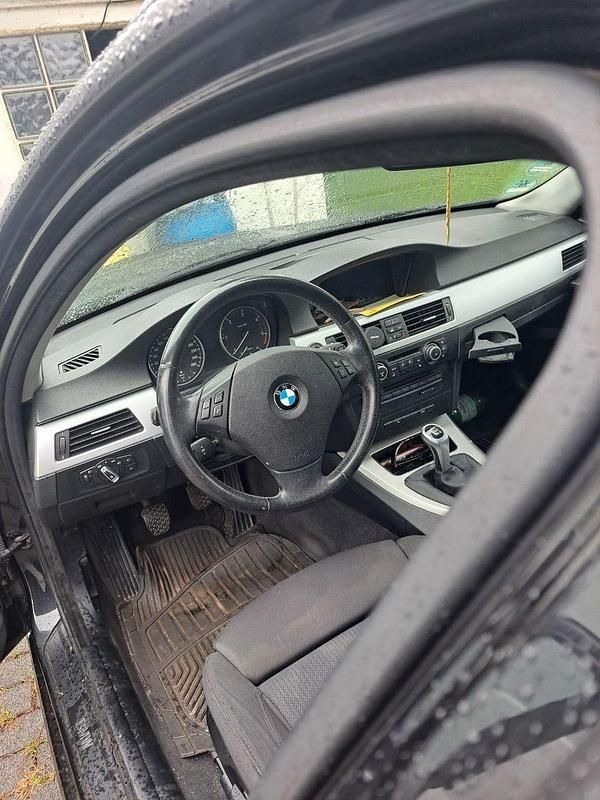 Schwarz Gebraucht 2009 BMW 320 Sport Line Kombi | 2.300 € (Fairer Preis) - Bild 1/4