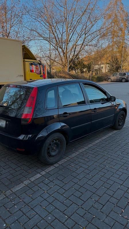 Gebraucht Ford Fiesta 59 PS (43 kW) 2005 Blau Kleinwagen