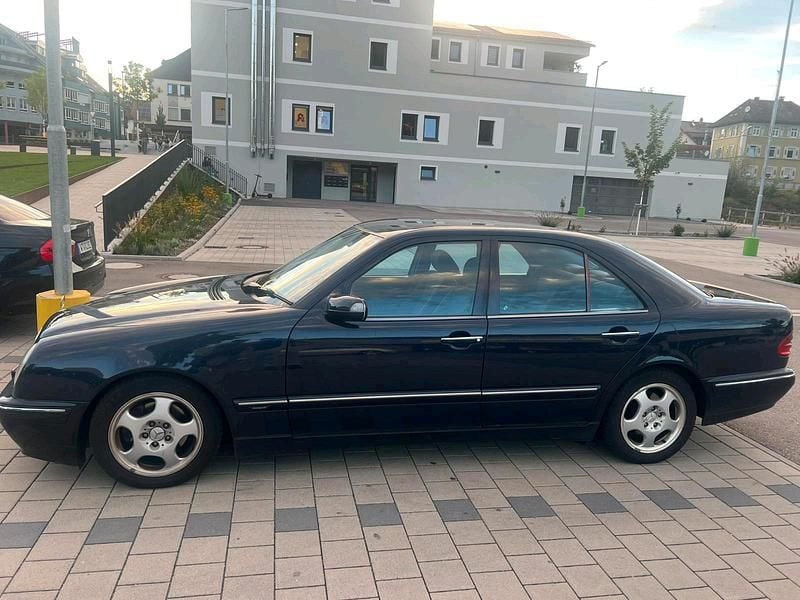 Schwarz Gebraucht 2000 Mercedes E270 Limousine | 2.299 € - Bild 1/4