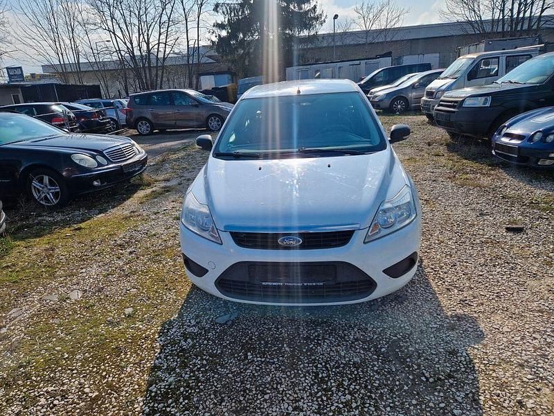 Gebraucht Ford Focus Ambiente 90 PS (66 kW) 2009 Weiß Limousine
