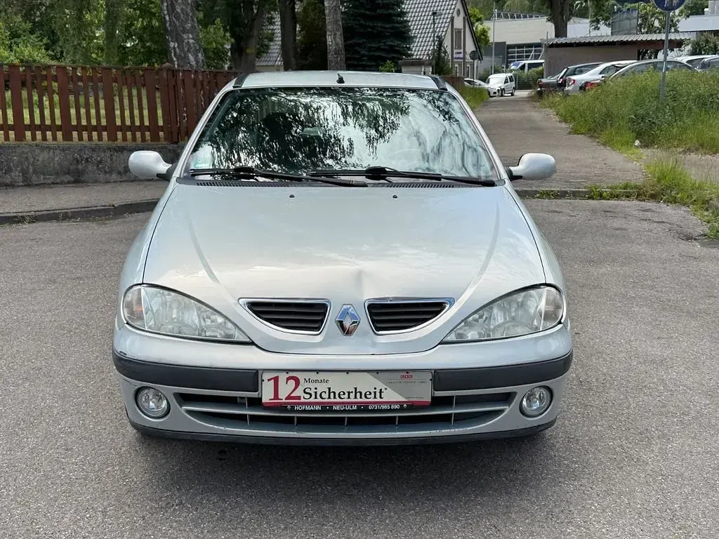 Gebraucht Renault Mégane Authentique 107 PS (78 kW) 2000 Silber Limousine