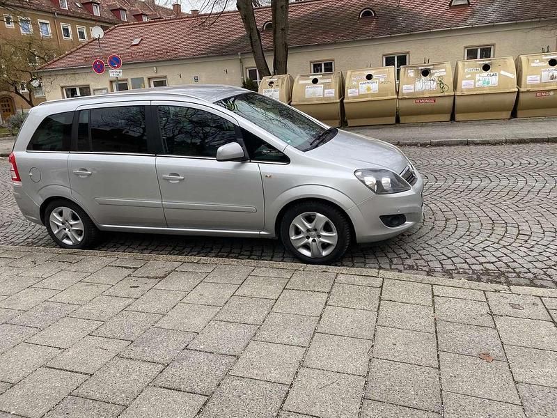 Silber Gebraucht 2011 Opel Zafira Design Edition Kombi | 1.500 € (Guter Preis) - Bild 1/4