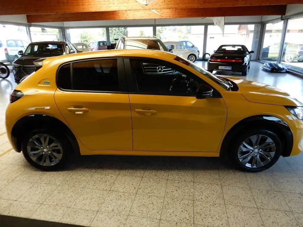 Gebraucht Peugeot e-208 Active 100 kW (136 PS) 2022 Gelb Kleinwagen