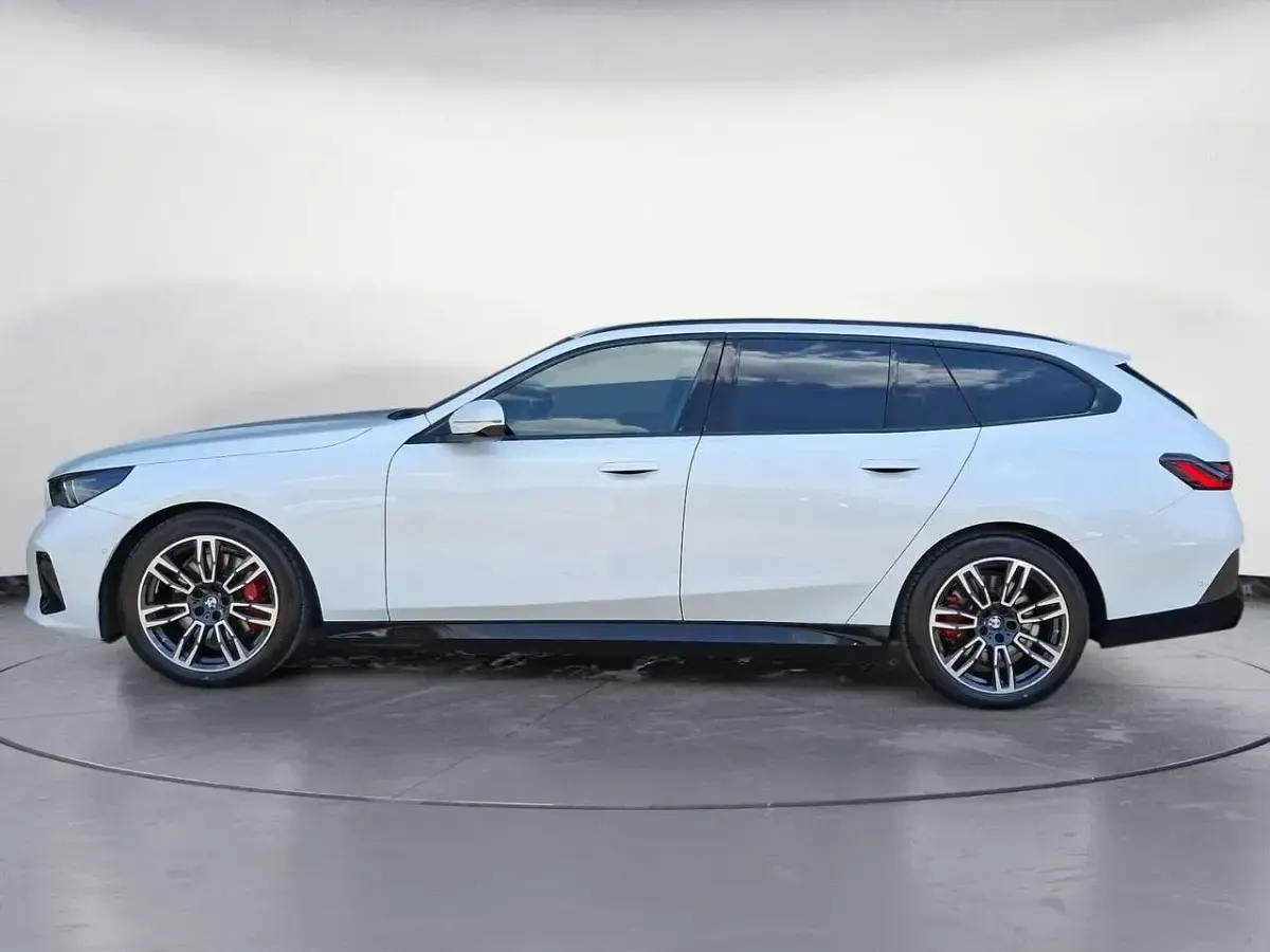 Gebraucht BMW 520 M Sport 197 PS (144 kW) 2025 Weiß Kombi