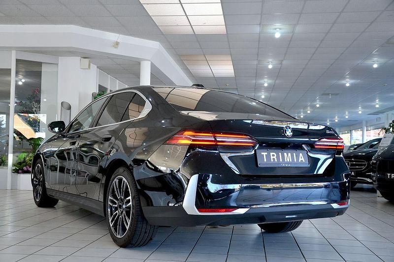 Gebraucht BMW 520 Performance 190 PS (139 kW) 2025 Black sapphire metallic Limousine