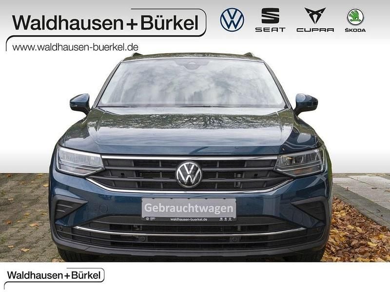 Blau Gebraucht 2022 VW Tiguan Life SUV | 26.490 € (Fairer Preis) - Bild 1/4