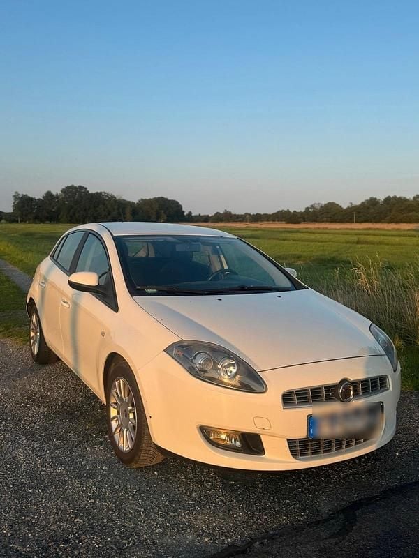 Weiß Gebraucht 2011 Fiat Bravo Kleinwagen | 3.150 € (Fairer Preis) - Bild 1/4