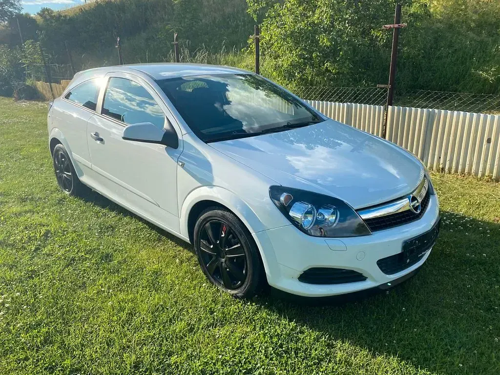 Gebraucht Opel Astra GTC Selection 90 PS (66 kW) 2009 Weiß Limousine