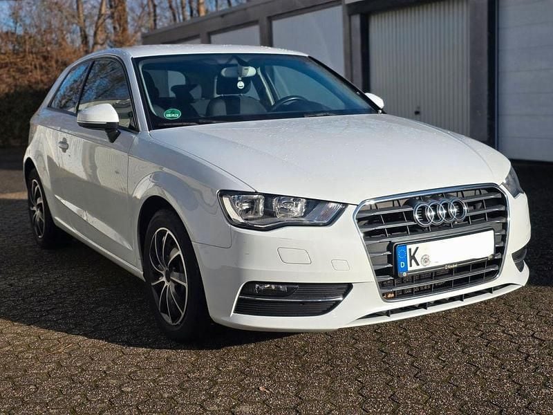 Weiß Gebraucht 2014 Audi A3 Ambiente Limousine | 6.499 € (Superpreis) - Bild 1/4