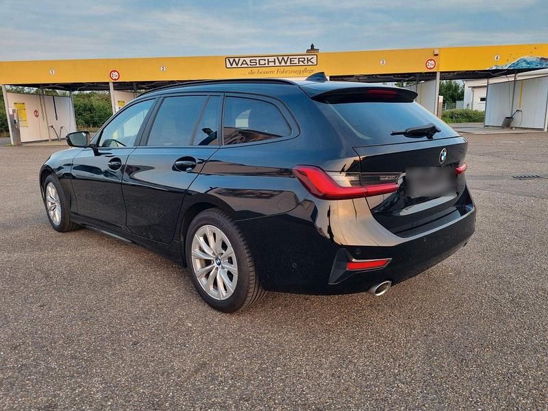 Schwarz Gebraucht 2020 BMW 320 Advantage Kombi | 18.900 € (Fairer Preis) - Bild 1/4