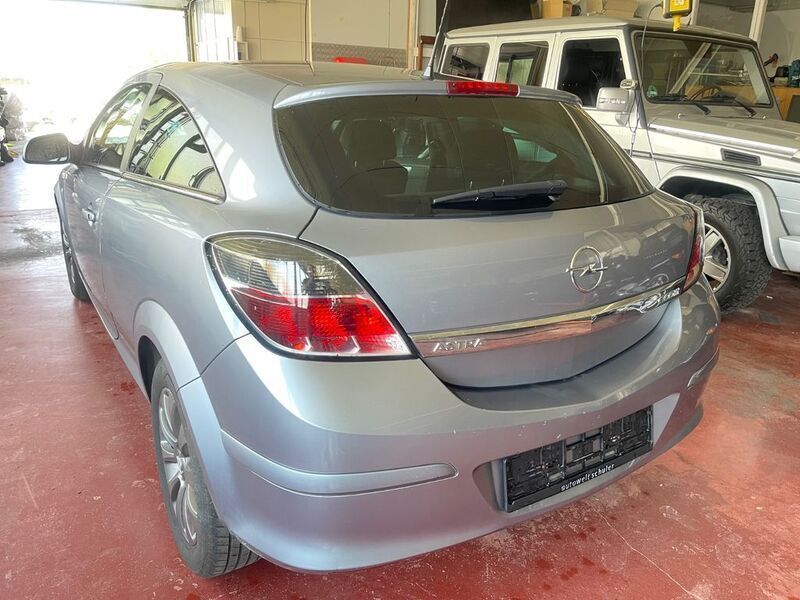 Gebraucht Opel Astra GTC Edition 90 PS (66 kW) 2010 Silber Coupé