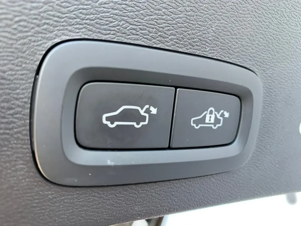Gebraucht Volvo XC40 Inscription 150 PS (110 kW) 2020 Crystal white pearl / metallic SUV