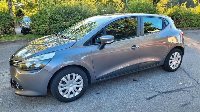 Grau Gebraucht 2014 Renault Clio IV Limousine | 5.000 € - Bild 1/4