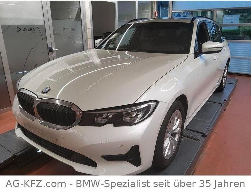 Weiß Gebraucht 2021 BMW 318 Sport Line Limousine | 18.749 € (Guter Preis) - Bild 1/4