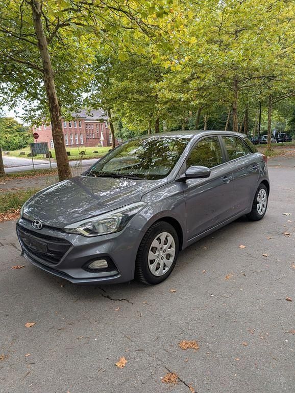Grau Gebraucht 2019 Hyundai i20 Select Limousine | 10.290 € (Guter Preis) - Bild 1/4