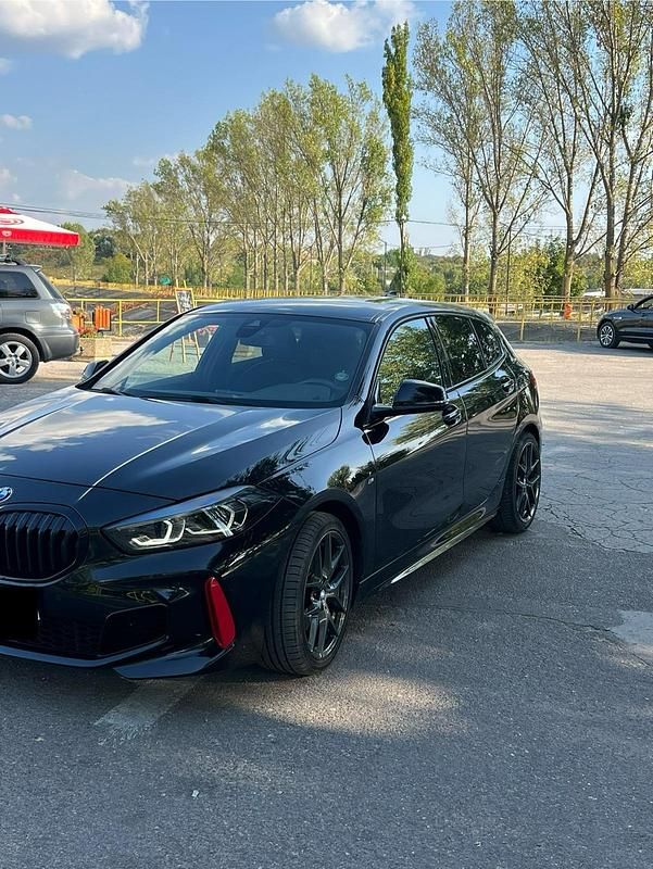 Schwarz Gebraucht 2023 BMW 118 Shadowline Kleinwagen | 26.500 € (Guter Preis) - Bild 1/4