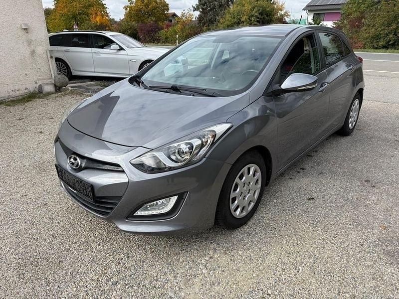 Grau Gebraucht 2012 Hyundai i30 Style Limousine | 4.999 € (Superpreis) - Bild 1/4