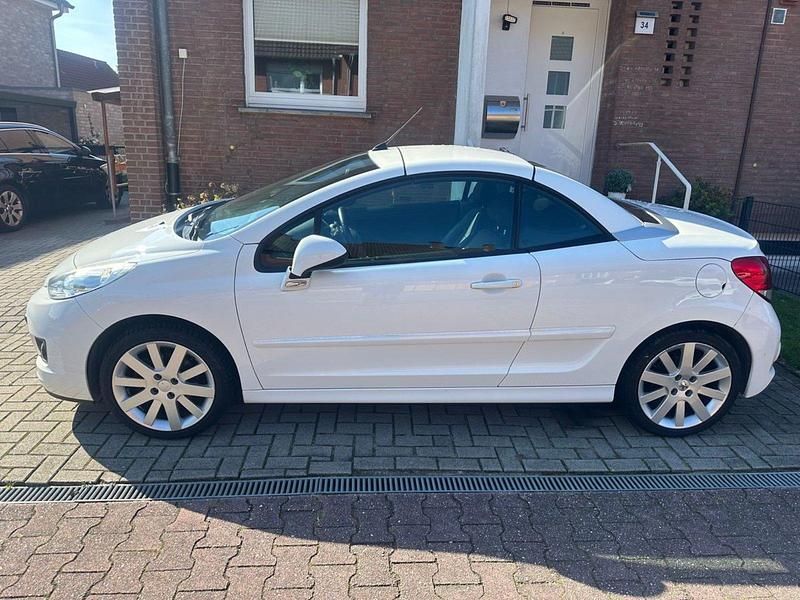 Weiß Gebraucht 2011 Peugeot 207 CC Cabrio | 5.850 € (Teuer) - Bild 1/4