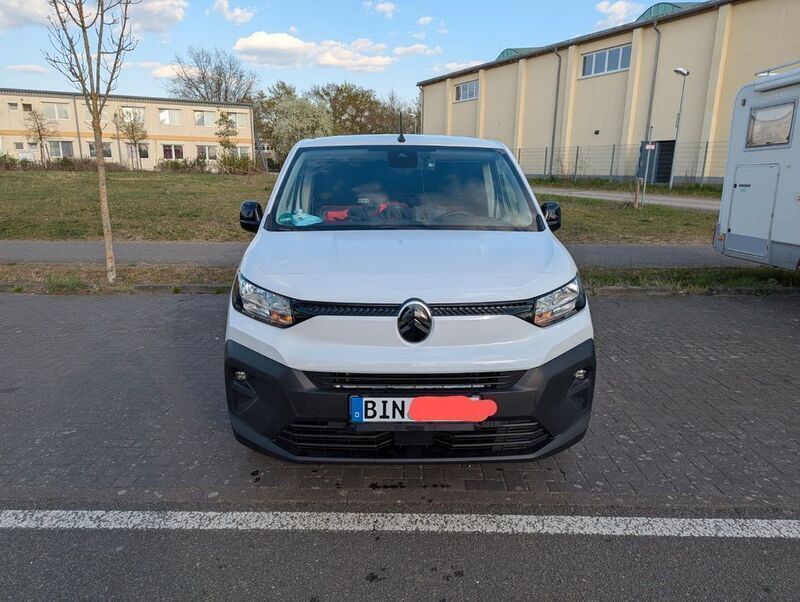 Weiß Gebraucht 2024 Citroën Berlingo Van / Kleinbus | 19.635 € (Superpreis) - Bild 1/4