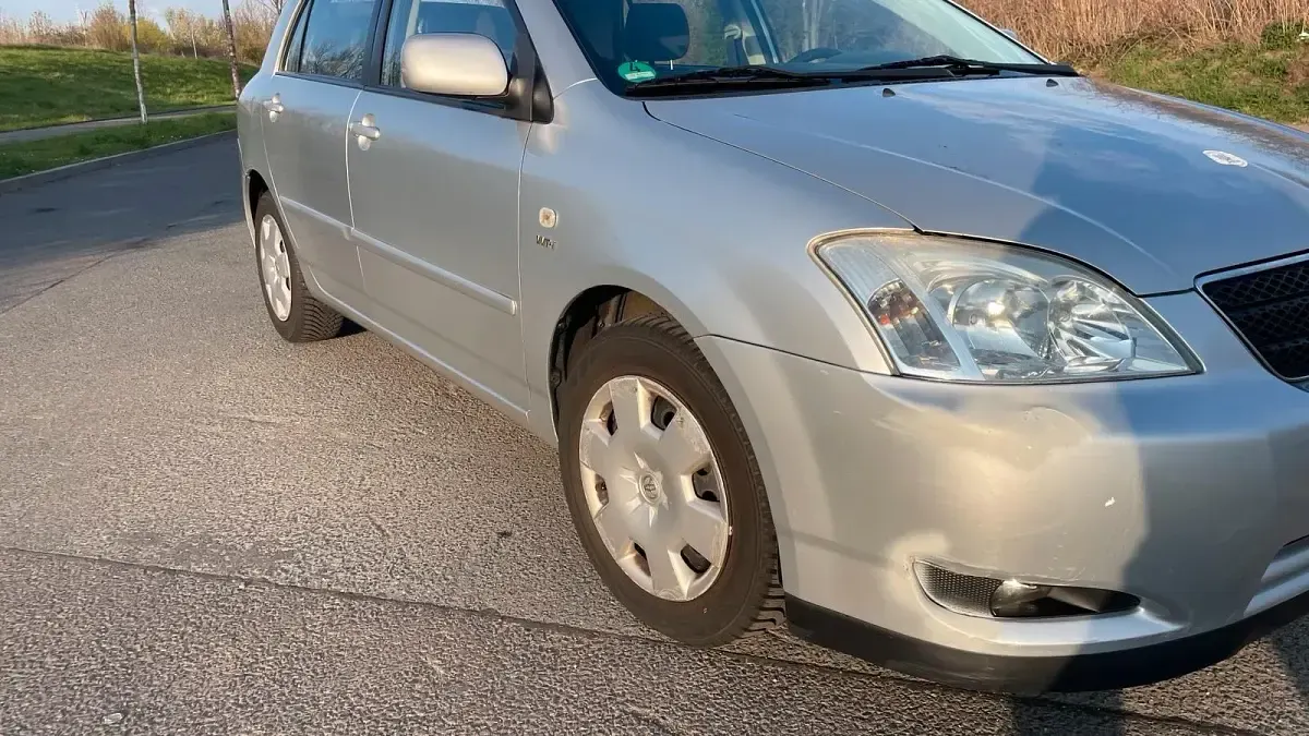 Gebraucht Toyota Corolla 96 PS (70 kW) 2003 Silber Limousine