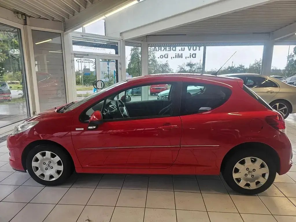 Gebraucht Peugeot 207 Tendance 73 PS (53 kW) 2011 Rot Kleinwagen