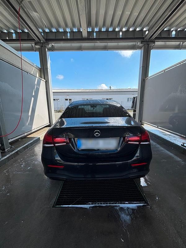Schwarz Gebraucht 2020 Mercedes A250 Limousine | 32.500 € - Bild 1/4