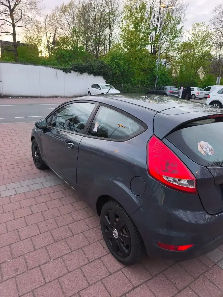 Gebraucht Ford Fiesta 60 PS (44 kW) 2011 Grau Kleinwagen