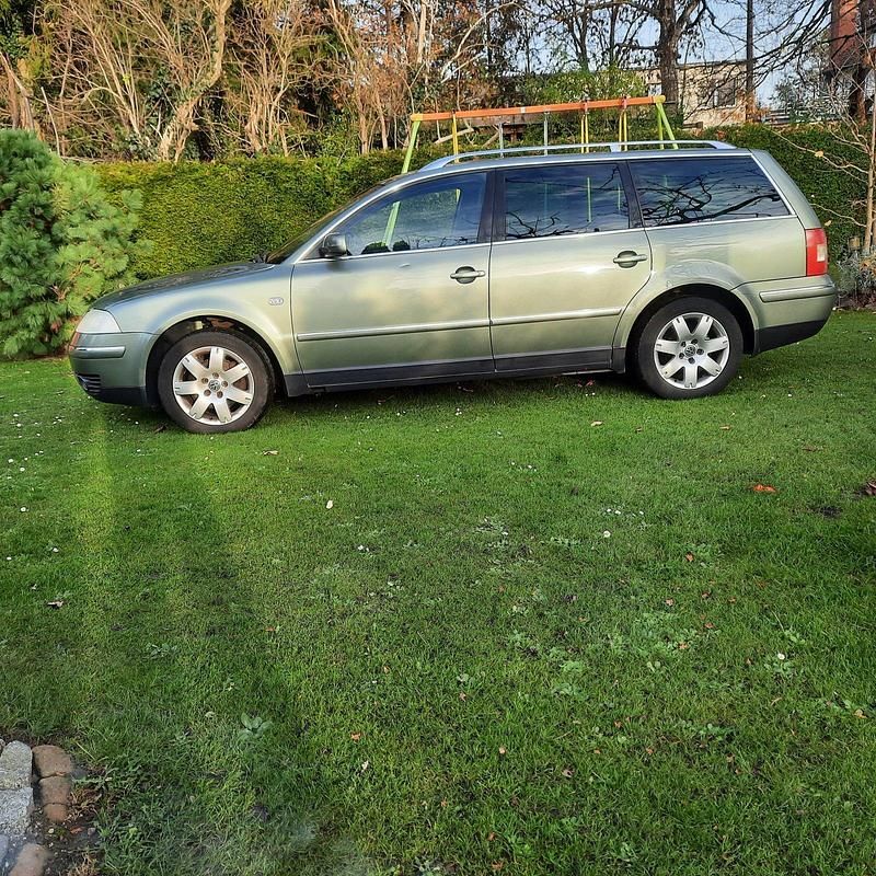 Grün Gebraucht 2001 VW Passat Highline Kombi | 3.000 € (Etwas zu teuer) - Bild 1/4