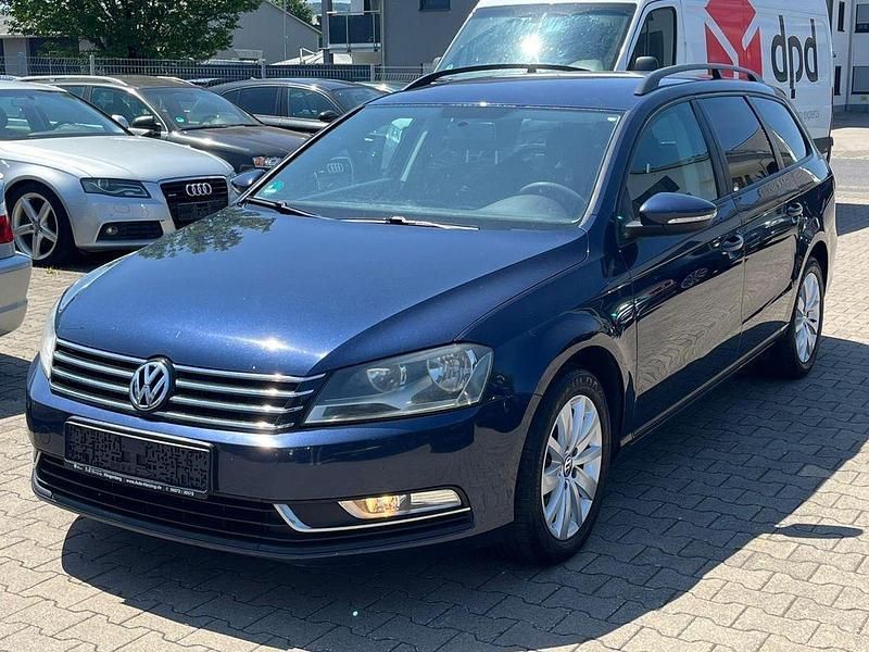 Blau Gebraucht 2012 VW Passat Trendline Kombi | 4.450 € (Superpreis) - Bild 1/4
