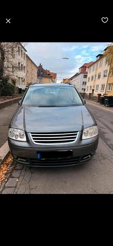 Grau Gebraucht 2004 VW Touran Van / Kleinbus | 1.550 € (Fairer Preis) - Bild 1/4