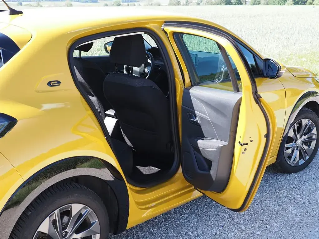 Gebraucht Peugeot e-208 Active 100 kW (136 PS) 2021 Gelb Kleinwagen