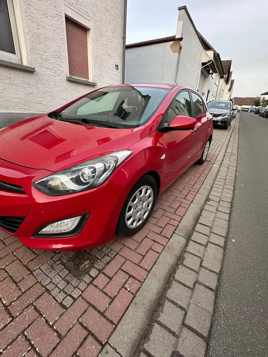 Gebraucht Hyundai i30 100 PS (73 kW) 2012 Rot Limousine