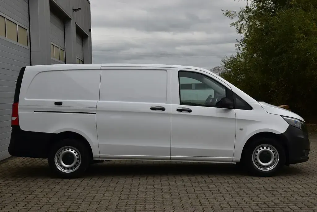 Gebraucht Mercedes Vito 163 PS (119 kW) 2024 Arktikweiss Van