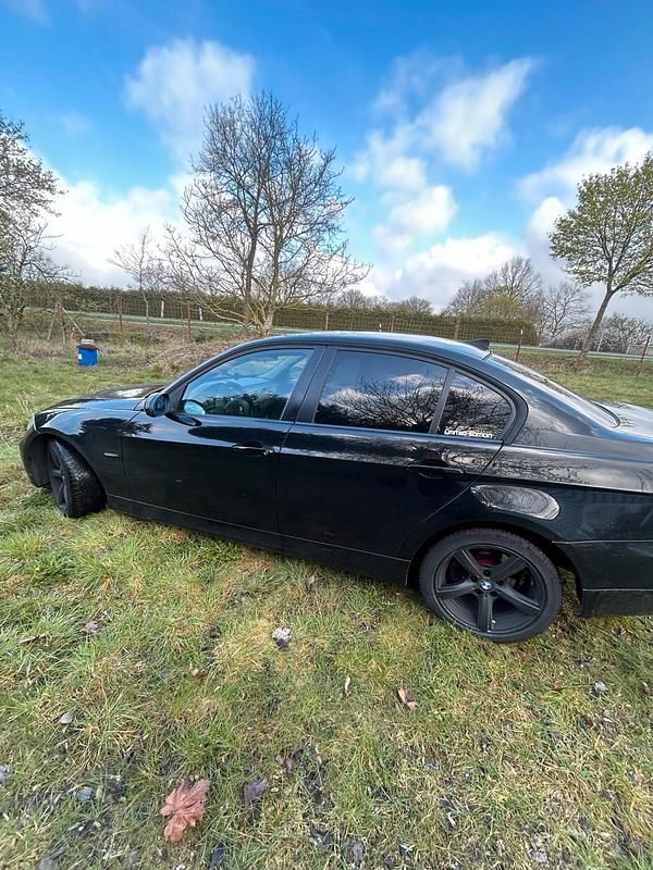 Gebraucht BMW 320 149 PS (109 kW) 2007 Schwarz Limousine