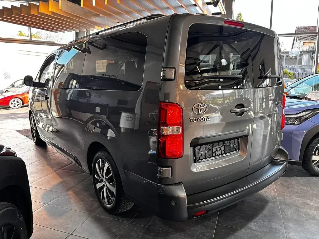 Używany Toyota Proace 177 KM (130 kW) 2018 Szary Minivan